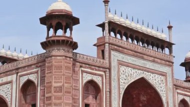 Tac Mahal 'in dışı. Yamuna nehrinin kıyısındaki beyaz bir mausoleum. Dünya Aşkı 'nın yedi harikasından biri ve sembolüdür. Agra, Uttar Pradesh, Hindistan, 03.23.2024.