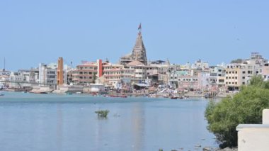Cüce tapınağı. Krishna 'ya adanmış bir Hindu tapınağı. Burası Char Dham 'ın varış yerlerinden biri, bir Hindu hac yolculuğu. Jagat Mandir. Yerleşim yeri Gujarat, Hindistan, 03.30.2024.