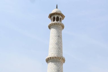 Tac Mahal 'de. Yamuna nehrinin kıyısındaki beyaz bir mausoleum. Sevgi dünyasının yedi harikasından biri ve sembolüdür. Tarihi bir bina. Agra, Uttar Pradesh, Hindistan, 03.23.2024.
