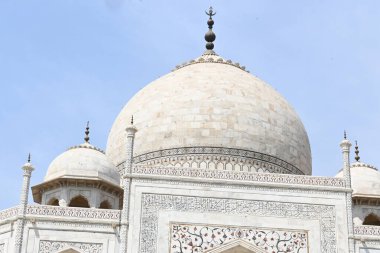 Tac Mahal 'de. Yamuna nehrinin kıyısındaki beyaz bir mausoleum. Sevgi dünyasının yedi harikasından biri ve sembolüdür. Tarihi bir bina. Agra, Uttar Pradesh, Hindistan, 03.23.2024.