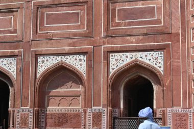 Tac Mahal 'in dışı. Yamuna nehrinin kıyısındaki beyaz bir mausoleum. Dünya Aşkı 'nın yedi harikasından biri ve sembolüdür. Agra, Uttar Pradesh, Hindistan, 03.23.2024.