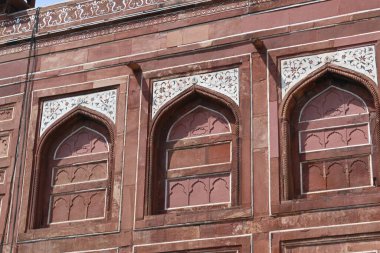 Tac Mahal 'in dışı. Yamuna nehrinin kıyısındaki beyaz bir mausoleum. Dünya Aşkı 'nın yedi harikasından biri ve sembolüdür. Agra, Uttar Pradesh, Hindistan, 03.23.2024.