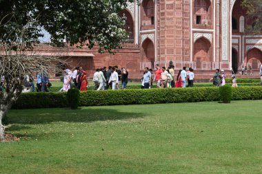 Tac Mahal 'in dışı. Yamuna nehrinin kıyısındaki beyaz bir mausoleum. Dünya Aşkı 'nın yedi harikasından biri ve sembolüdür. Agra, Uttar Pradesh, Hindistan, 03.23.2024.