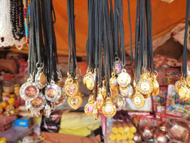 Bu, Hindistan 'daki tapınakların dışında bir dükkan. İbadet malzemeleri ve makyaj malzemeleri bulabileceğiniz bir yer. Sati Anusuya Tapınağı yakınlarında, Chitrakoot ilçesi, Uttar Pradesh, Hindistan, 04.09.2024.