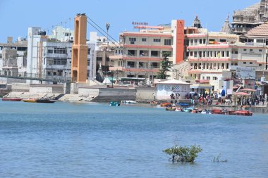 Sudama Köprüsü Dwarka, Gujarat, Hindistan, 03.30.2024. Bu köprü Dwarkadhish Tapınağı 'nın önündeki Gomti Nehri üzerine inşa edilmiştir. Dwarkadhish tapınağı Krishna 'ya adanmış bir Hindu tapınağıdır. Sudama setu.