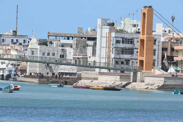 Sudama Köprüsü Dwarka, Gujarat, Hindistan, 03.30.2024. Bu köprü Dwarkadhish Tapınağı 'nın önündeki Gomti Nehri üzerine inşa edilmiştir. Dwarkadhish tapınağı Krishna 'ya adanmış bir Hindu tapınağıdır. Sudama setu.
