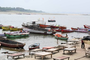 Ganga Nehri Varanasi, Uttar Pradesh, Hindistan, 03.21.2024. Bu nehirde çalışan birçok tekne var. Varapasi, Lord Shiva 'ya adanmış tarihi ve mitolojik bir şehirdir.. 