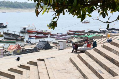 Ganga Nehri Varanasi, Uttar Pradesh, Hindistan, 03.21.2024. Bu nehirde çalışan birçok tekne var. Varapasi, Lord Shiva 'ya adanmış tarihi ve mitolojik bir şehirdir.. 