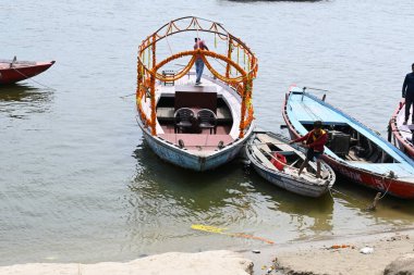 Ganga Nehri Varanasi, Uttar Pradesh, Hindistan, 03.21.2024. Bu nehirde çalışan birçok tekne var. Varapasi, Lord Shiva 'ya adanmış tarihi ve mitolojik bir şehirdir.. 