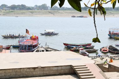 Ganga Nehri Varanasi, Uttar Pradesh, Hindistan, 03.21.2024. Bu nehirde çalışan birçok tekne var. Varapasi, Lord Shiva 'ya adanmış tarihi ve mitolojik bir şehirdir.. 