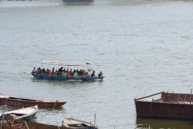 Ganga Nehri Varanasi, Uttar Pradesh, Hindistan, 03.21.2024. Bu nehirde çalışan birçok tekne var. Varapasi, Lord Shiva 'ya adanmış tarihi ve mitolojik bir şehirdir.. 