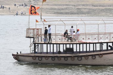 Ganga Nehri Varanasi, Uttar Pradesh, Hindistan, 03.21.2024. Bu nehirde çalışan birçok tekne var. Varapasi, Lord Shiva 'ya adanmış tarihi ve mitolojik bir şehirdir.. 