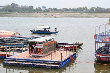 Ganga Nehri Varanasi, Uttar Pradesh, Hindistan, 03.21.2024. Bu nehirde çalışan birçok tekne var. Varapasi, Lord Shiva 'ya adanmış tarihi ve mitolojik bir şehirdir.. 