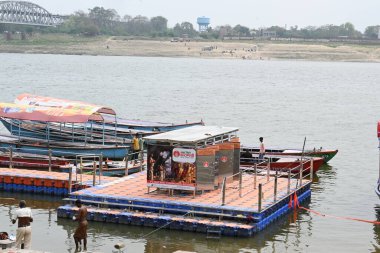 Ganga Nehri Varanasi, Uttar Pradesh, Hindistan, 03.21.2024. Bu nehirde çalışan birçok tekne var. Varapasi, Lord Shiva 'ya adanmış tarihi ve mitolojik bir şehirdir.. 