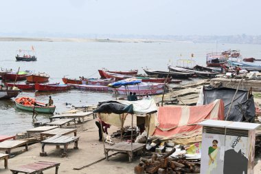 Ganga Nehri Varanasi, Uttar Pradesh, Hindistan, 03.21.2024. Bu nehirde çalışan birçok tekne var. Varapasi, Lord Shiva 'ya adanmış tarihi ve mitolojik bir şehirdir.. 