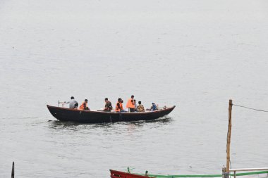 Ganga Nehri Varanasi, Uttar Pradesh, Hindistan, 03.21.2024. Bu nehirde çalışan birçok tekne var. Varapasi, Lord Shiva 'ya adanmış tarihi ve mitolojik bir şehirdir.. 