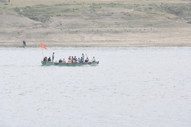 Ganga Nehri Varanasi, Uttar Pradesh, Hindistan, 03.21.2024. Bu nehirde çalışan birçok tekne var. Varapasi, Lord Shiva 'ya adanmış tarihi ve mitolojik bir şehirdir.. 