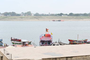 Ganga Nehri Varanasi, Uttar Pradesh, Hindistan, 03.21.2024. Bu nehirde çalışan birçok tekne var. Varapasi, Lord Shiva 'ya adanmış tarihi ve mitolojik bir şehirdir.. 