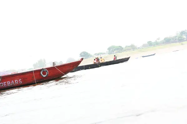 Ganga Nehri Varanasi, Uttar Pradesh, Hindistan, 03.21.2024. Bu nehirde çalışan birçok tekne var. Varapasi, Lord Shiva 'ya adanmış tarihi ve mitolojik bir şehirdir.. 