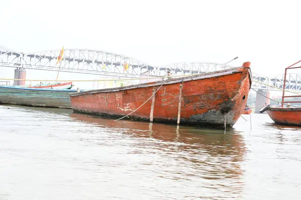 Ganga Nehri Varanasi, Uttar Pradesh, Hindistan, 03.21.2024. Bu nehirde çalışan birçok tekne var. Varapasi, Lord Shiva 'ya adanmış tarihi ve mitolojik bir şehirdir.. 