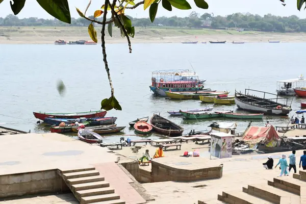 Ganga Nehri Varanasi, Uttar Pradesh, Hindistan, 03.21.2024. Bu nehirde çalışan birçok tekne var. Varapasi, Lord Shiva 'ya adanmış tarihi ve mitolojik bir şehirdir.. 