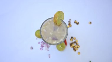 Sattu Sharbat. Hindistan 'da yaz mevsiminde popüler bir içkidir. Sattu tozu ya da kavrulmuş Bengal Gram unundan kızarmıştır. Sattuyu su, tuz, soğan, nane ve kişniş yapraklarıyla karıştırarak hazırlanır..