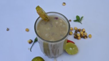 Sattu Sharbat. Hindistan 'da yaz mevsiminde popüler bir içkidir. Sattu tozu ya da kavrulmuş Bengal Gram unundan kızarmıştır. Sattuyu su, tuz, soğan, nane ve kişniş yapraklarıyla karıştırarak hazırlanır..