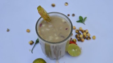 Sattu Sharbat. Hindistan 'da yaz mevsiminde popüler bir içkidir. Sattu tozu ya da kavrulmuş Bengal Gram unundan kızarmıştır. Sattuyu su, tuz, soğan, nane ve kişniş yapraklarıyla karıştırarak hazırlanır..
