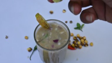 Sattu Sharbat. Hindistan 'da yaz mevsiminde popüler bir içkidir. Sattu tozu ya da kavrulmuş Bengal Gram unundan kızarmıştır. Sattuyu su, tuz, soğan, nane ve kişniş yapraklarıyla karıştırarak hazırlanır..