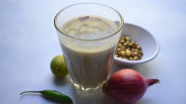 Sattu Sharbat. Hindistan 'da yaz mevsiminde popüler bir içkidir. Sattu tozu ya da kavrulmuş Bengal Gram unundan kızarmıştır. Sattuyu su, tuz, soğan, nane ve kişniş yapraklarıyla karıştırarak hazırlanır..
