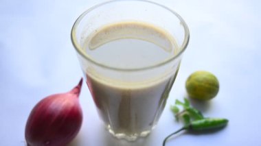 Sattu Sharbat. Hindistan 'da yaz mevsiminde popüler bir içkidir. Sattu tozu ya da kavrulmuş Bengal Gram unundan kızarmıştır. Sattuyu su, tuz, soğan, nane ve kişniş yapraklarıyla karıştırarak hazırlanır..