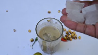 Sattu Sharbat. Hindistan 'da yaz mevsiminde popüler bir içkidir. Kızarmış Bengal Gram unundan dolayı kızgın. Sattuyu su, tuz, soğan, nane ve kişniş yapraklarıyla karıştırarak hazırlanır.