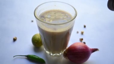 Sattu Sharbat. Hindistan 'da yaz mevsiminde popüler bir içkidir. Kızarmış Bengal Gram unundan dolayı kızgın. Sattuyu su, tuz, soğan, nane ve kişniş yapraklarıyla karıştırarak hazırlanır.