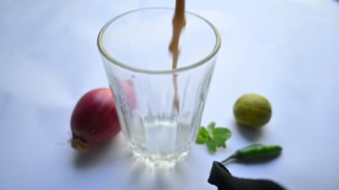 Sattu Sharbat. Hindistan 'da yaz mevsiminde popüler bir içkidir. Kızarmış Bengal Gram unundan dolayı kızgın. Sattuyu su, tuz, soğan, nane ve kişniş yapraklarıyla karıştırarak hazırlanır.