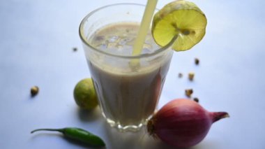 Sattu Sharbat. Hindistan 'da yaz mevsiminde popüler bir içkidir. Kızarmış Bengal Gram unundan dolayı kızgın. Sattuyu su, tuz, soğan, nane ve kişniş yapraklarıyla karıştırarak hazırlanır.