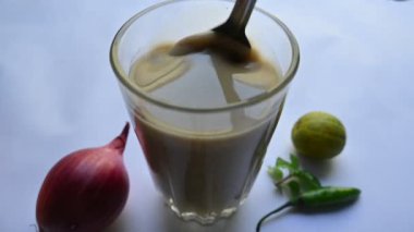 Sattu Sharbat. Hindistan 'da yaz mevsiminde popüler bir içkidir. Kızarmış Bengal Gram unundan dolayı kızgın. Sattuyu su, tuz, soğan, nane ve kişniş yapraklarıyla karıştırarak hazırlanır.