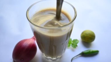 Sattu Sharbat. Hindistan 'da yaz mevsiminde popüler bir içkidir. Kızarmış Bengal Gram unundan dolayı kızgın. Sattuyu su, tuz, soğan, nane ve kişniş yapraklarıyla karıştırarak hazırlanır.