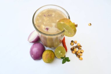 Sattu Sharbat. Hindistan 'da yaz mevsiminde popüler bir içkidir. Sattu tozu ya da kavrulmuş Bengal Gram unundan kızarmıştır. Sattuyu su, tuz, soğan, nane ve kişniş yapraklarıyla karıştırarak hazırlanır..