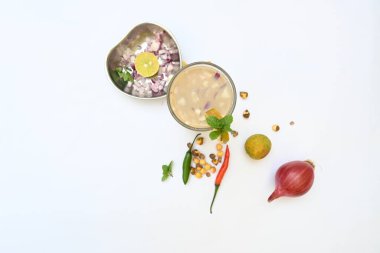 Sattu Sharbat. Hindistan 'da yaz mevsiminde popüler bir içkidir. Sattu tozu ya da kavrulmuş Bengal Gram unundan kızarmıştır. Sattuyu su, tuz, soğan, nane ve kişniş yapraklarıyla karıştırarak hazırlanır..