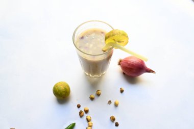 Sattu Sharbat. Hindistan 'da yaz mevsiminde popüler bir içkidir. Sattu tozu ya da kavrulmuş Bengal Gram unundan kızarmıştır. Sattuyu su, tuz, soğan, nane ve kişniş yapraklarıyla karıştırarak hazırlanır..