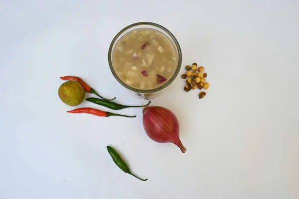 Sattu Sharbat. Hindistan 'da yaz mevsiminde popüler bir içkidir. Sattu tozu ya da kavrulmuş Bengal Gram unundan kızarmıştır. Sattuyu su, tuz, soğan, nane ve kişniş yapraklarıyla karıştırarak hazırlanır..