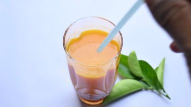 Beyaz arka planda taze portakal suyu. C vitamini, folik asit ve potasyum gibi vitaminler içeren ünlü bir meyve suyu. Sağlıklı bir içki. Meyve suyu..