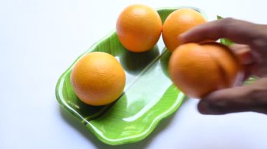 Beyaz arka planda taze turuncu. Rutaceae familyasındaki bir ağacın meyvesi. Portakallarda bulunan ana vitaminler C vitamini, flavonoid ve karotenoidlerdir. Tüm dünyada popüler bir meyvedir..