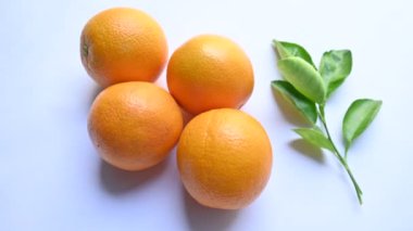 Beyaz arka planda taze turuncu. Rutaceae familyasındaki bir ağacın meyvesi. Portakallarda bulunan ana vitaminler C vitamini, flavonoid ve karotenoidlerdir. Tüm dünyada popüler bir meyvedir..