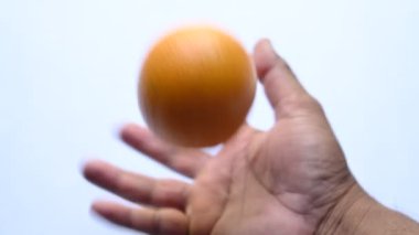 Beyaz arka planda taze turuncu. Rutaceae familyasındaki bir ağacın meyvesi. Portakallarda bulunan ana vitaminler C vitamini, flavonoid ve karotenoidlerdir. Tüm dünyada popüler bir meyvedir..