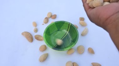 Kabuklu badem. Diğer adı Prunus amygdalus ve Prunus dulcis. Badem aynı zamanda bu ağacın yenilebilir ve yaygın olarak ekilen tohumunun adıdır. Hint bademi.