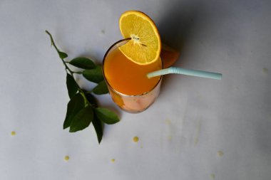 Beyaz arka planda taze portakal suyu. C vitamini, folik asit ve potasyum gibi vitaminler içeren ünlü bir meyve suyu. Sağlıklı bir içki. Meyve suyu..