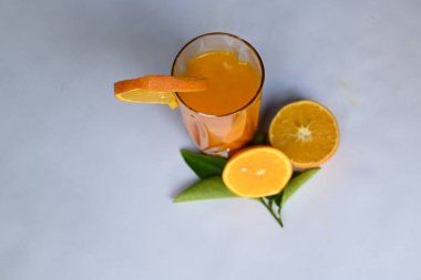 Beyaz arka planda taze portakal suyu. C vitamini, folik asit ve potasyum gibi vitaminler içeren ünlü bir meyve suyu. Sağlıklı bir içki. Meyve suyu..