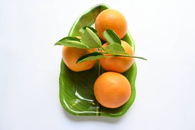 Beyaz arka planda taze turuncu. Rutaceae familyasındaki bir ağacın meyvesi. Portakallarda bulunan ana vitaminler C vitamini, flavonoid ve karotenoidlerdir. Tüm dünyada popüler bir meyvedir..