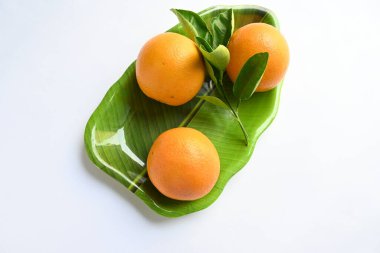 Beyaz arka planda taze turuncu. Rutaceae familyasındaki bir ağacın meyvesi. Portakallarda bulunan ana vitaminler C vitamini, flavonoid ve karotenoidlerdir. Tüm dünyada popüler bir meyvedir..